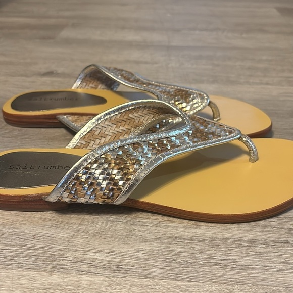 Salt + umber Women's Silver and Tan Sandals Flip flops Sz 9 NWOT - Picture 6 of 8